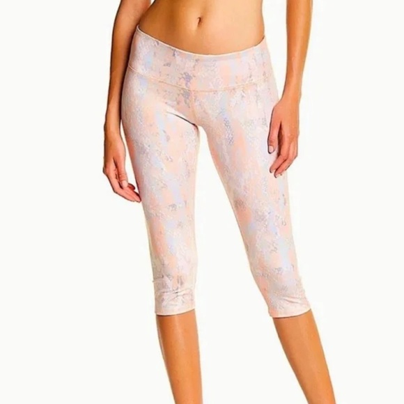 Alo Yoga Abstract Pattern Crop Leggings Size XS - Picture 1 of 14